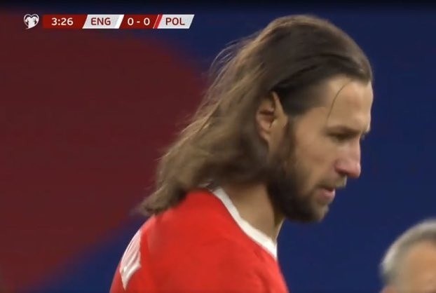 Chwilę po rozpoczęciu meczu z Anglią (1:2) Grzegorz Krychowiak zgubił gdzieś swoją gumkę do włosów. Przez kilka minut biegał z tego powodu w rozpuszczonych włosach, przypominając gwiazdę rocka, sławnych aktorów, a może nawet samego Jezusa. Internauci nie przepuścili takiej okazji. Zanim więc "Krycha" odnalazł zgubę i spiął włosy, do sieci trafiło mnóstwo memów. Zobaczcie te najlepsze.