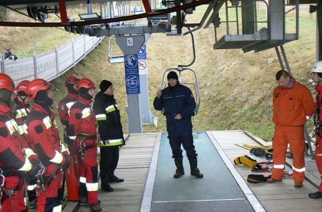 Strażacy z Głuchołaz razem ze swoimi kolegami z Jesenika ćwiczyli w ośrodku naciarskim Flilpowice ewakuację ludzi uwięzionych w kolejce krzesełkowej. 