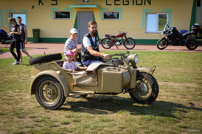 Na Rajd Motocykli Zabytkowych przyjechało do Głowaczowa...