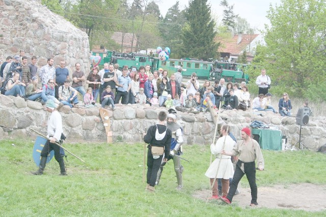 U stóp zamku Mikołaja Nałęcza w Wenecji koło Żnina odbędzie się średniowieczny festyn. Na imprezę zapraszamy w dniach 4-6 maja (wejście na festyn bezpłatne). Około 150 wykonawców ze środowisk rycerskich i rzemieślniczych odtworzy aspekty życia przełomu  XIV i XV w. Obok warto zobaczyć najładniejsze w Polsce Muzeum Kolei Wąskotorowej z ciekawymi eksponatami. Szczegóły zwiedzania muzeum kolejek (godziny otwarcia, ceny biletów), a także dotyczące imprezy majowej znajdziecie Państwo na stronie www.muzeumznin.pl.