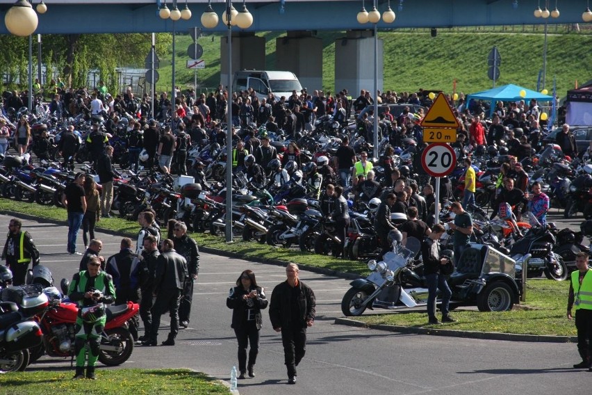 Setki motocyklistów zjawiły się dziś na parkingu Hali...