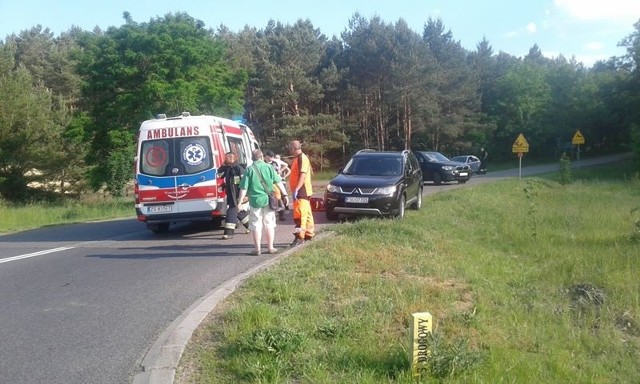 W poniedziałek (3 czerwca) po południu na drodze nr 22 Słońsk - Kostrzyn doszło do wypadku. Informację ze zdjęciami dostaliśmy od naszego Czytelnika. Jedna osoba została poszkodowana. Policja zgłoszenie o wypadku dostała około godz. 17.30. Na drodze nr 22 Słońsk – Kostrzyn, w wysokości miejscowości Czarnów zderzyły się trzy auta osobowe. Jak poinformowała nas asp. Magdalena Jankowska, rzeczniczka słubickiej policji, jeden z pojazdów, który jechał w stroną Słońska chciał zjechać w kierunku wieży widokowej. Niestety wymusił pierwszeństwo nad autem jadącym z naprzeciwka i doszło do zderzenia. Z nim jechał jeszcze jeden samochód, który nie zdążył wyhamować i także uderzył w auto.Pasażerka jednego z pojazdów będąca w ciąży została przewieziona do szpitala. Wszyscy uczestnicy zdarzenia byli trzeźwi – informuje asp. M. Jankowska. Zobacz też: Wypadek autokaru z dziećmi między Świebodzinem a Sulechów