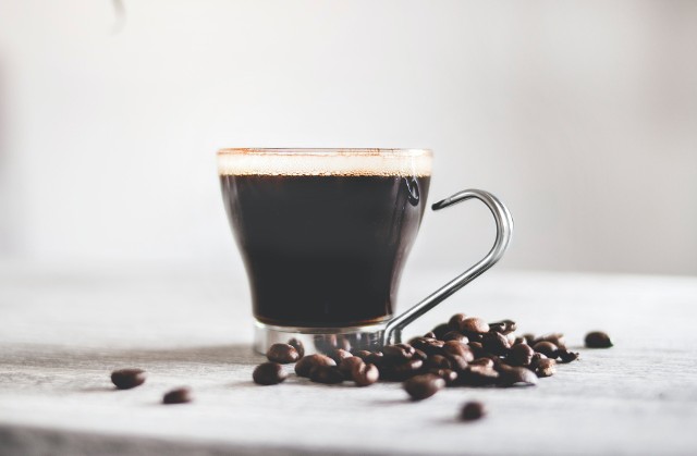 Kawa charakteryzuje się działaniem stymulującym, a do tego poprawia pamięć i koncentrację. Niestety jej nadmiar może podrażnić żołądek i negatywnie wpłynąć na pracę serca. Czym można zastąpić tradycyjną kawę?