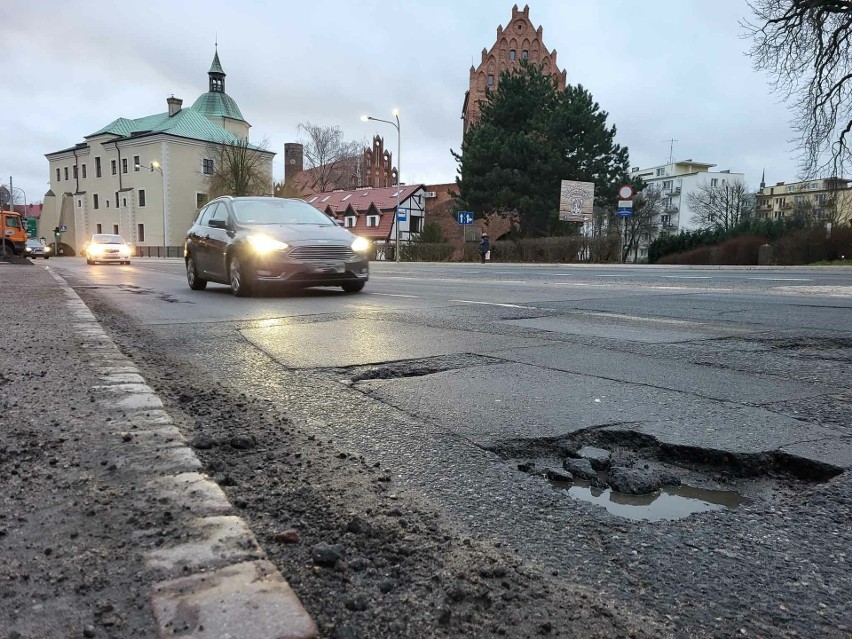 Atak zimy spowodował, że na wielu ulicach w mieście powstały...