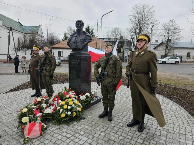 Pomnik Jana Kozietulskiego w Belsku Dużym odsłonięty. Więcej z niedzielnych uroczystości na kolejnych zdjęciach