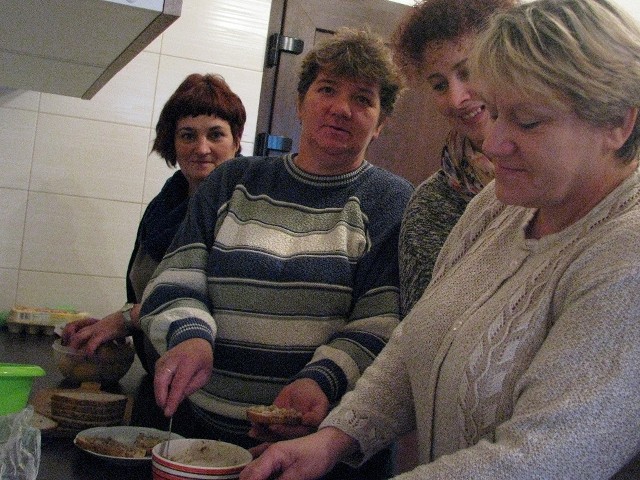 - Mamy bardzo funkcjonalną kuchnię . Cieszy nas to ogromnie - mówią Maria  Imiałek (od lewej), Danuta Dzięsław, Kinga Dyląg i Jolanta Baran.