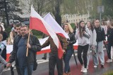 W Jastrzębiu poniesiono biało-czerwoną flagę ulicami miasta. To miejska tradycja z okazji Dnia Flagi. Kultywowało ją kilkuset mieszkańców