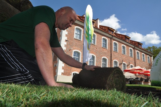 Pracownicy firmy Trawnik Producent pokazali przed zamkiem układanie trawy z rolki.