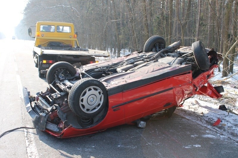 Poważny wypadek pod Olesnem na drodze 901. BMW koziołkowało...