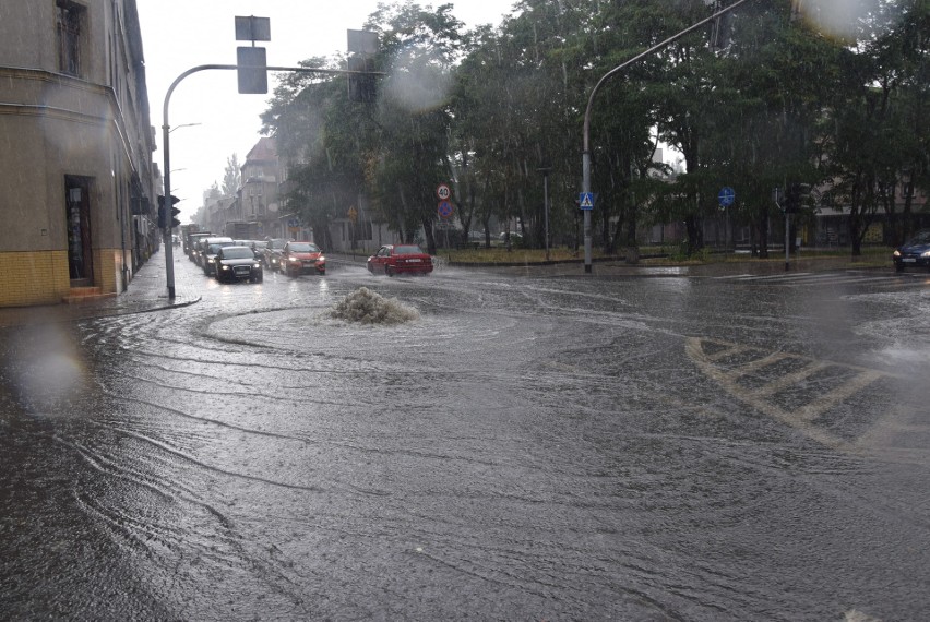 Po większym deszczu wybija studzienka na skrzyżowaniu ulic...