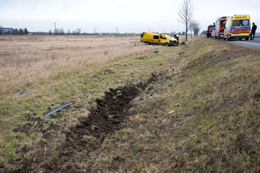 Koszmarny wypadek na drodze krajowej nr 28 pod Przemyślem. Dachował bus [ZDJĘCIA]