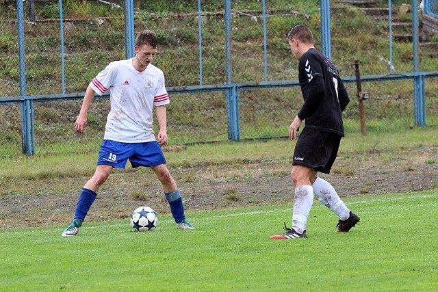 Kamil Uciński z Granatu (przy piłce) był bliski zdobycia gola w meczu z Nidą, ale jego strzała trafił w słupek.