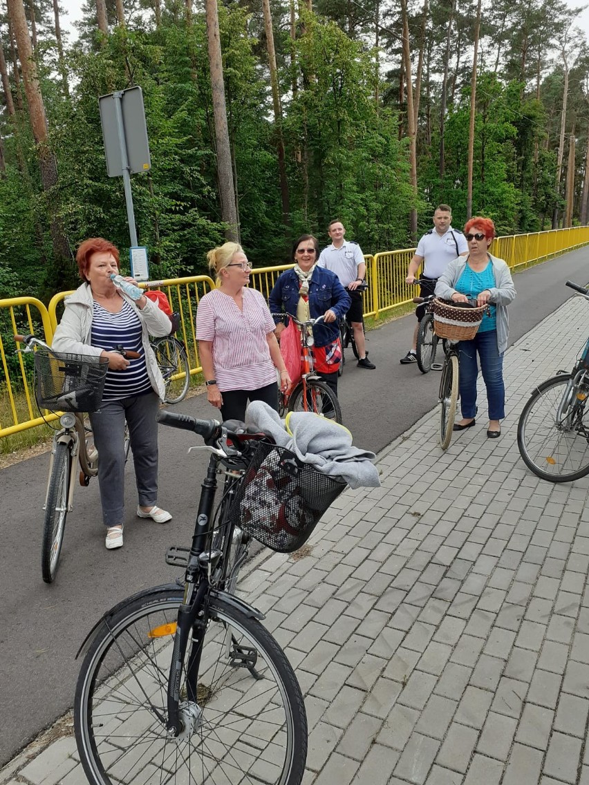 Seniorzy z Tucholi na rajdzie rowerowym z policjantami 