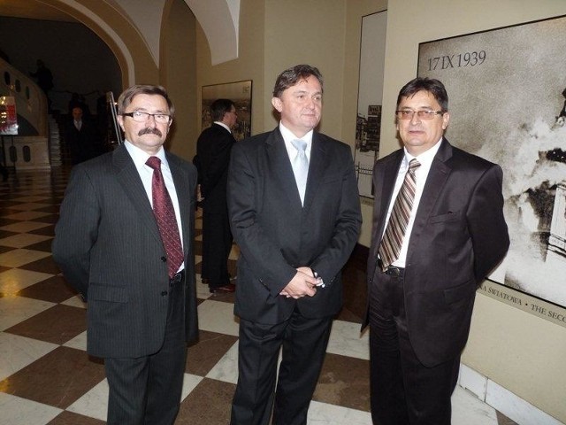 Członkowie Zarządu Firmy Cuprod obecni na Zamku Królewskim: (od lewej) Wiceprezes Włodzimierz Krawczyk, Prezes Krzysztof Kozłowski, Wiceprezes Zbigniew Krawczyk.