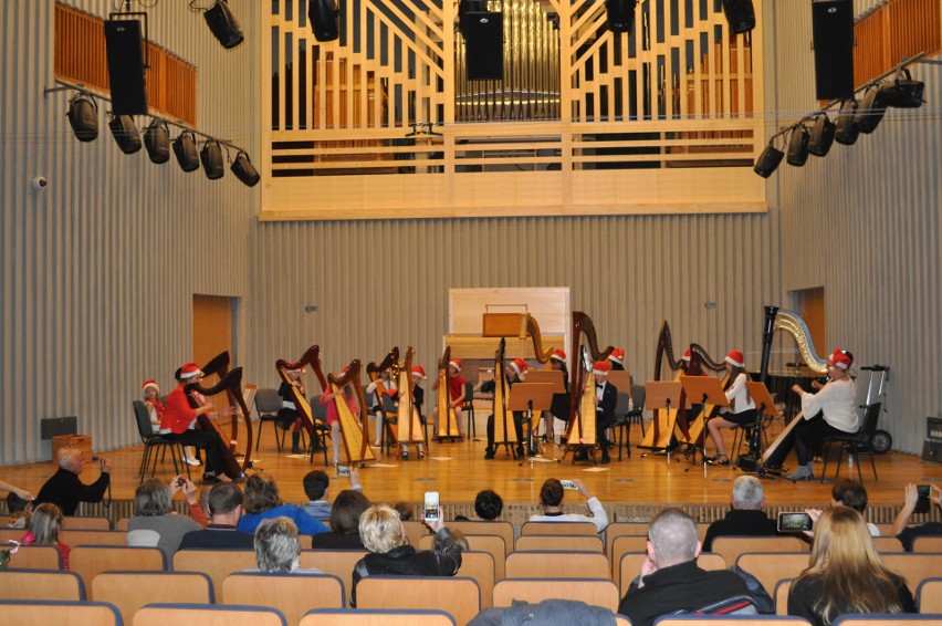 Niezwykły koncert w szkole. 15 harf na scenie 