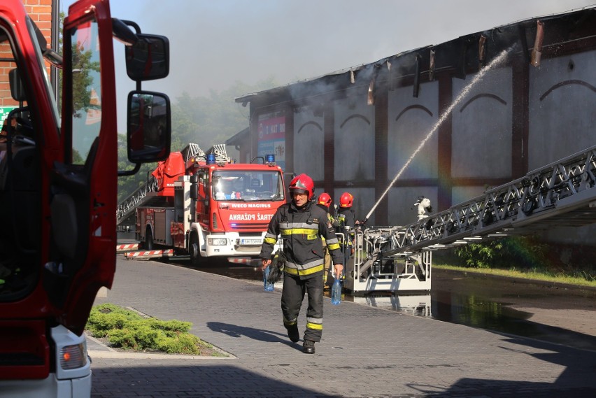 Pożar hali w Chorzowie. Strażacy gaszą ogień