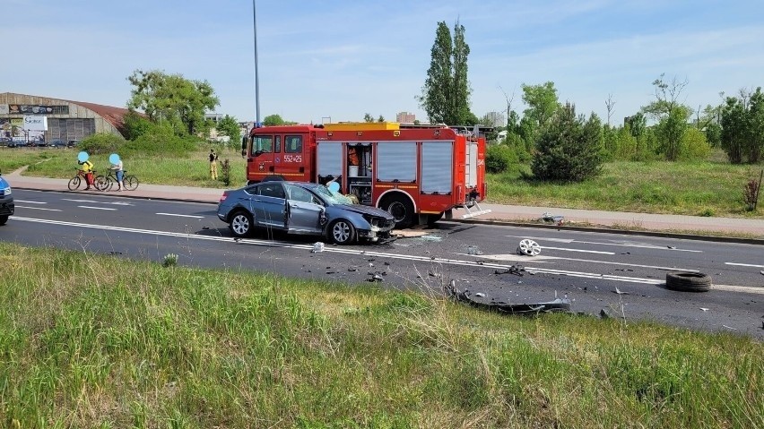 Jedna osoba została zakleszczona w pojeździe, nie odniosła...