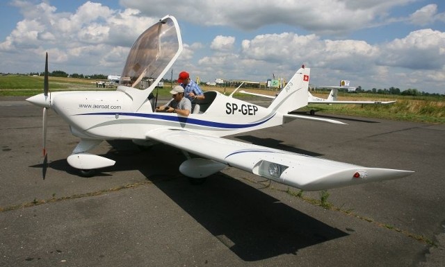 Samolot AT - 3 z Mielca kosztuje około 90 tysięcy euro. Jest tańszy w eksploatacji od Cessny - ma między innymi ma mniejsze zużycie paliwa.