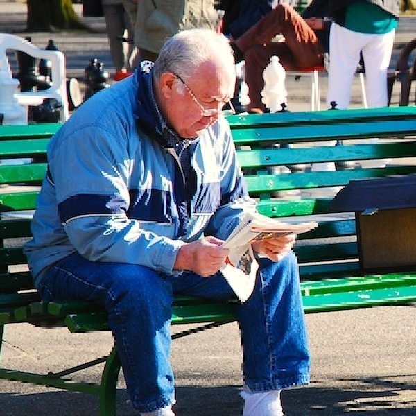 Tylko emeryci którzy osiągnęli ustawowy wiek emerytalny, czyli 60 lat w przypadku kobiet i 65 lat w przypadku mężczyzn, dorabiać mogą bez ograniczeń i bez obowiązku zgłaszania tych przychodów w ZUS (fot. www.sxc.hu)