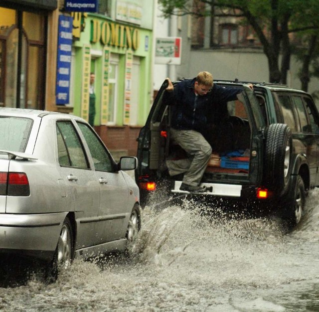 Na ul. Średniej woda unieruchomiła seata. Auto pomógł sholować właściciel "terenówki".