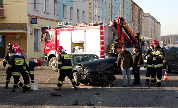 Przód peugeota po zderzeniu z karetką wyglądał fatalnie.