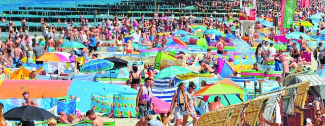 Takie obrazki,  z zatłoczonej kołobrzeskiej plaży, tego lata nie były częste, a to ze względu na panującą aurę. W lipcu i sierpniu było zaledwie kilka dni słonecznych, upały nie zdążyły nikogo zmęczyć