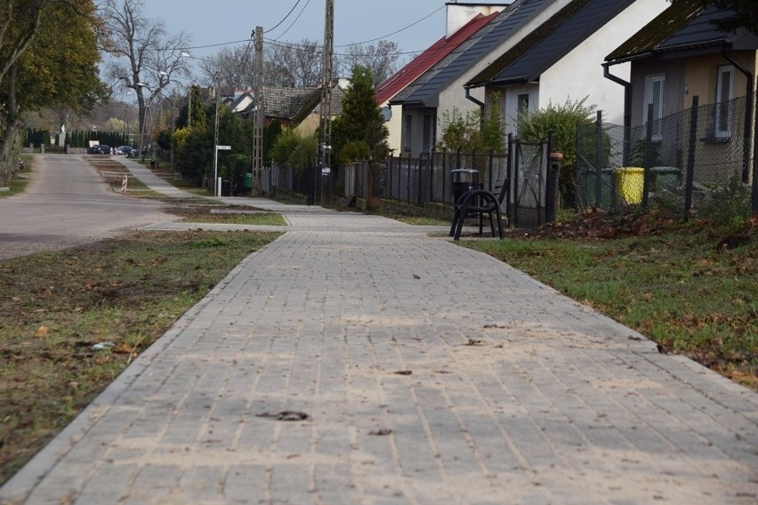 Wzdłuż głównej drogi powstał nowy, estetyczny chodnik z...