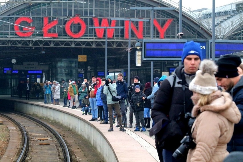 Mnóstwo pary na dworcu Wrocław Główny. Na stację wjechał pociąg retro z Niemiec do Świdnicy (ZDJĘCIA)