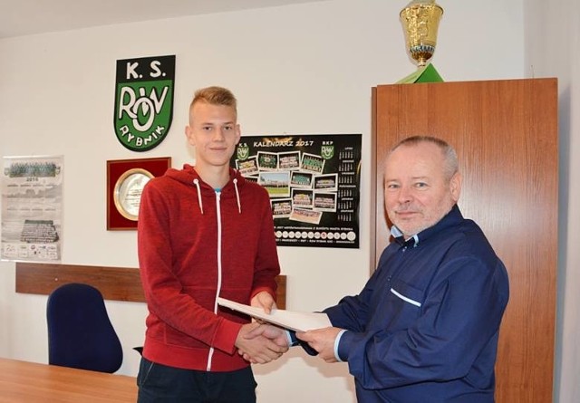 We wrześniu 2017 roku Wiktor Piejak podpisał profesjonalny kontrakt z ROW-em 1964 Rybnik, który miał obowiązywać do 30 czerwca 2020 roku