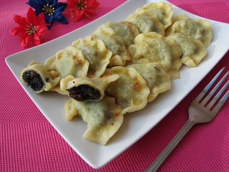 Pierogi z makiem i bakaliami na wigilijny stół.