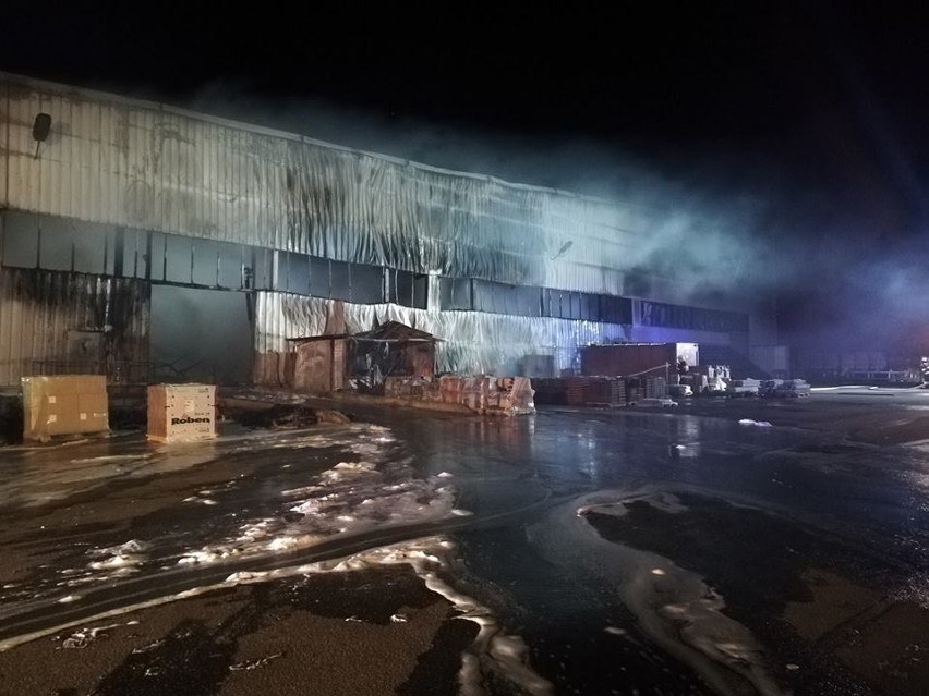 Duży pożar fabryki Röben w Środzie Śląskiej [ZDJĘCIA]