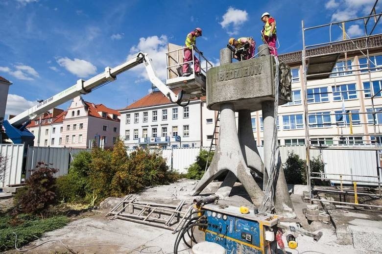 Przenosiny pomnika Byliśmy Jesteśmy Będziemy w Koszalinie. Zobacz archiwalne zdjęcia i wideo