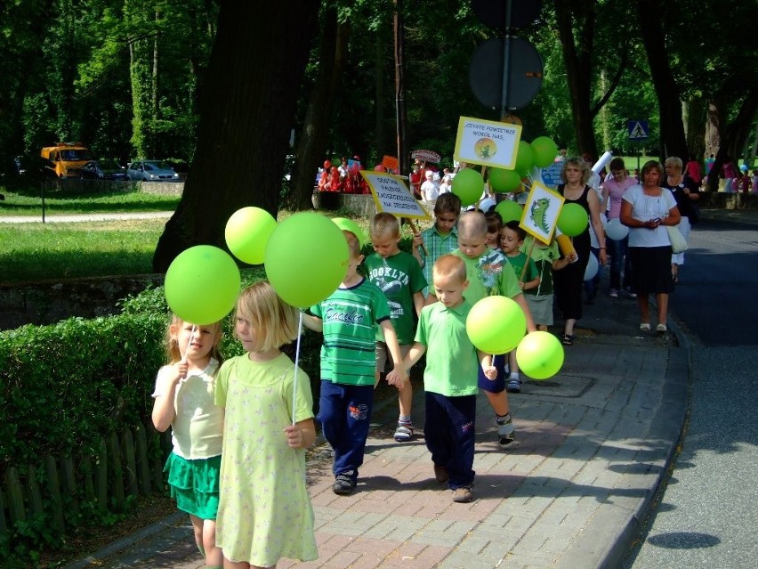 Przedszkolaki ze Strzelec Opolskich zdeptały papierosy