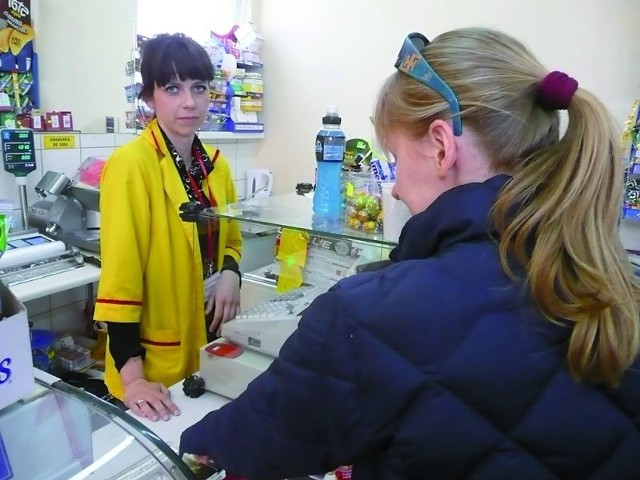 Elwira Donchor ekspedientka w sklepie spożywczym, mówi, że wieprzowina sprzedaj się tak samo, jak przed pojawieniem się informacji o świńskiej grypie.