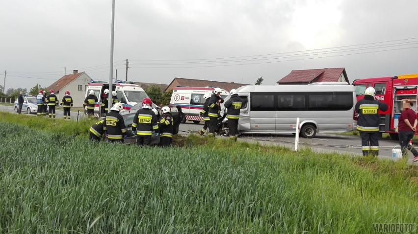 Bus marki mercedes zderzył się w Gorzowie Śląskim na ulicy...