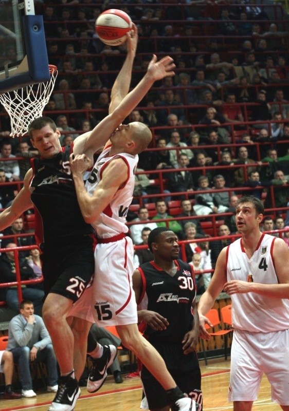 Maciej Klima (z piłką, z prawej Marek Miszczuk) wierzy w niespodziankę i choć jedną wygraną koszykarzy Stali Stalowa Wola z AZS w Koszalinie.