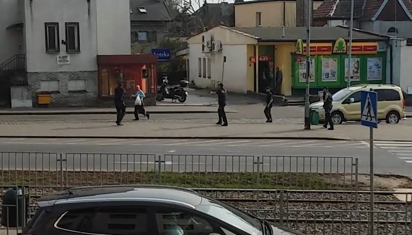 Akcja przed prokuraturą w Szczecinie. Rzucił się z nożem na dziennikarzy! Padły strzały ostrzegawcze