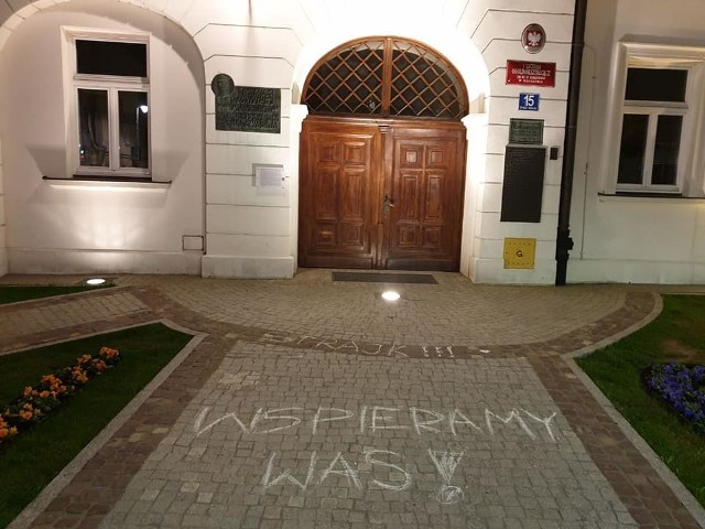 Grupa Rebelianty Podkarpackie wspiera rzeszowskich nauczycieli. Napisali to na chodnikach. Zobaczcie zdjęcia!S. Broniarz: Strona rządowa sama nie wierzyła w to, co mówi