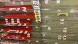 Trudne negocjacje między supermarketami a dostawcami towarów. Puste półki w belgijskich sklepach