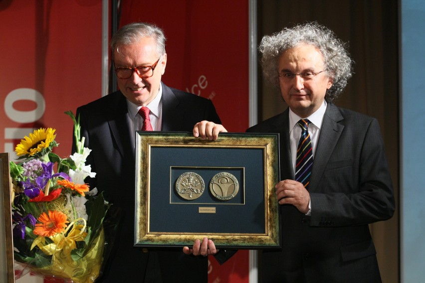2010 rok.  Laureat Medalu Per Artem Ad Deum – Krzysztof...