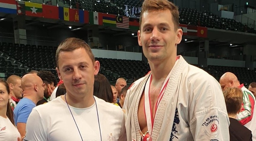 Od lewej Mateusz Garbacz, karateka z Końskich oraz Maciej...