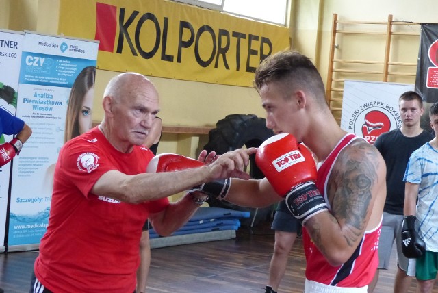 Mistrz olimpijski w boksie Marian Kasprzyk poprowadził trening z siedzibie kieleckiego klubu RUSHH.