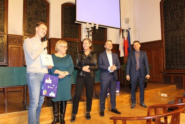 Mateusz Dynak (pierwszy z lewej) tuż po ogłoszeniu wyników konkursu "Startuj w Słupsku"