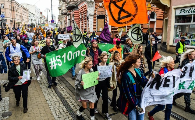 Manifestujący wyruszyli z Placu Wolności, przeszli przez Rondo Jagiellonów, Plac Kościeleckich na Stary Rynek.