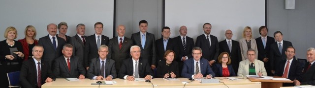 Ogólnopolskie Porozumienie Organizacji Samorządowych zostało podpisane w sumie przez dziewięć podmiotów. Umowę podpisano we wtorek w Nowej Soli