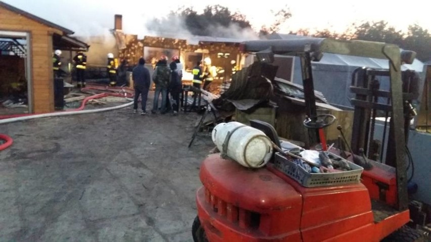 Pożar w zakładzie stolarskim w Brzezinach. Z ogniem walczyło...