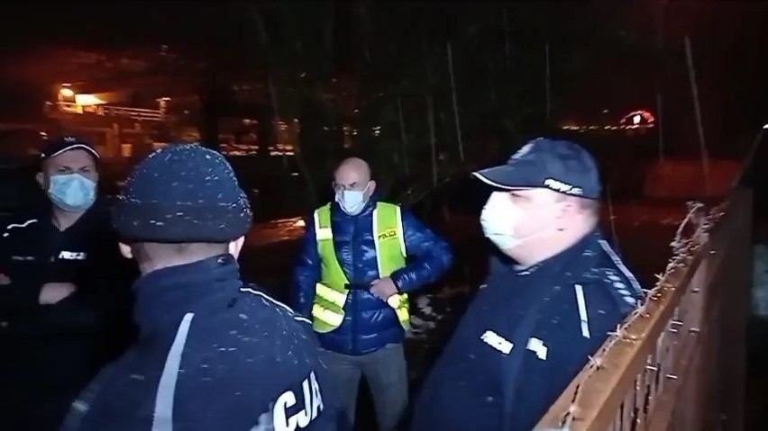 Policja razem z sanepidem przerwały dyskotekę w Zawadzkiem....