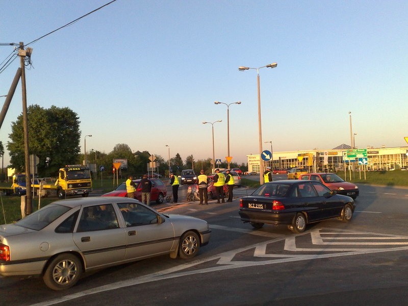 Cinquecento czołowo zderzyło się z oplem pod Bydgoszczą. Dwie osoby w szpitalu (foto)