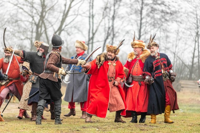 Tykocin przeniósł się w sobotę (11.02) do XVII wieku. Mimo nieciekawej pogody wielu turystów i mieszkańców oglądało widowisko historyczne, czyli Szturm Zamku w Tykocinie.