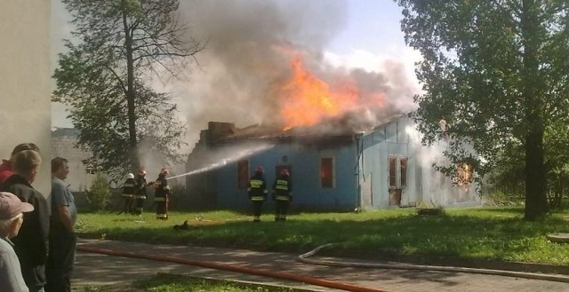 Strażacy walczą z ogniem budynku przy Domu Pomocy Społecznej w Wierzbicy.